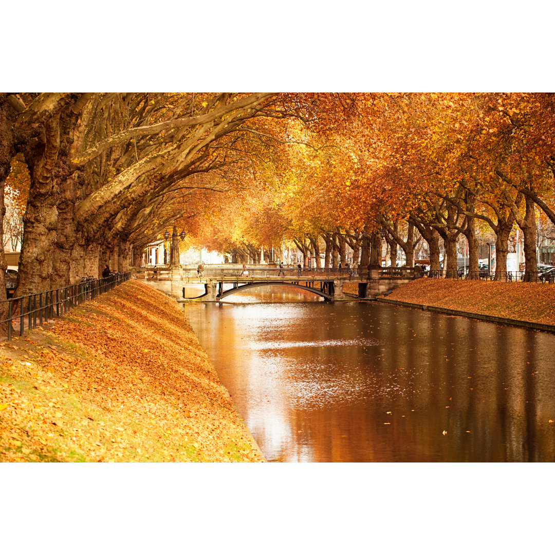 Herbst in der Stadt von ugarless - Wrapped Canvas Set - Leinwandbild