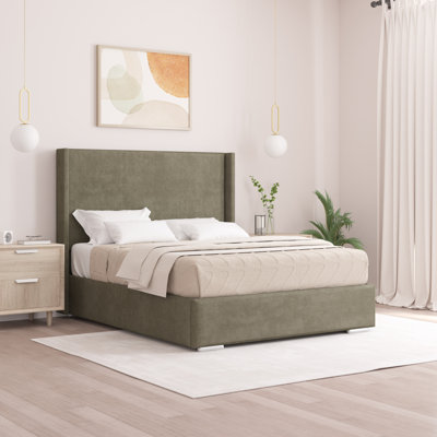 Chelby Upholstered Bed