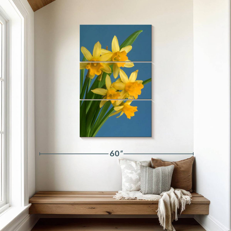 Jonquilles jaunes sur fond bleu Harnek, H 45 po x l 28 po