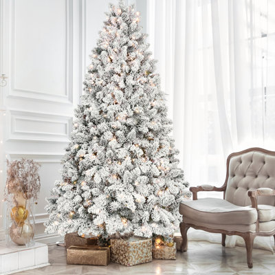 Arbre de Noël 8 pi enneigé avec 700 lumières UL et 54 pommes de pin naturelles, branches articulées, base en métal stable