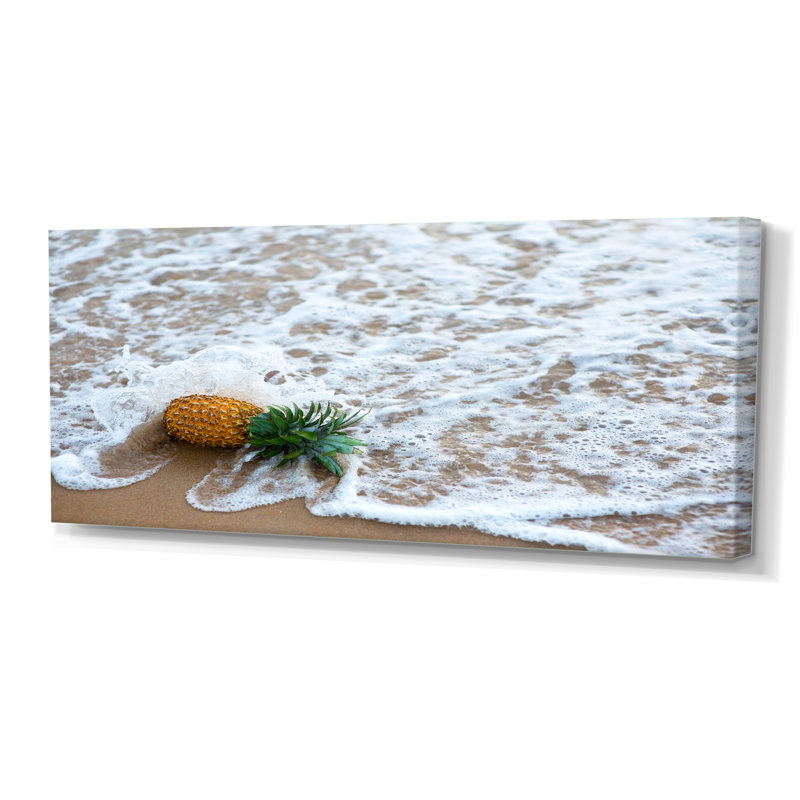 Pineapple Fallen By Ocean Wave - photographie sur toile, H 28 po x l 60 po x P 1,5 po, Toile tendue