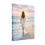Plantes et fleurs femme en robe blanche marchant sur la plage au coucher du soleil