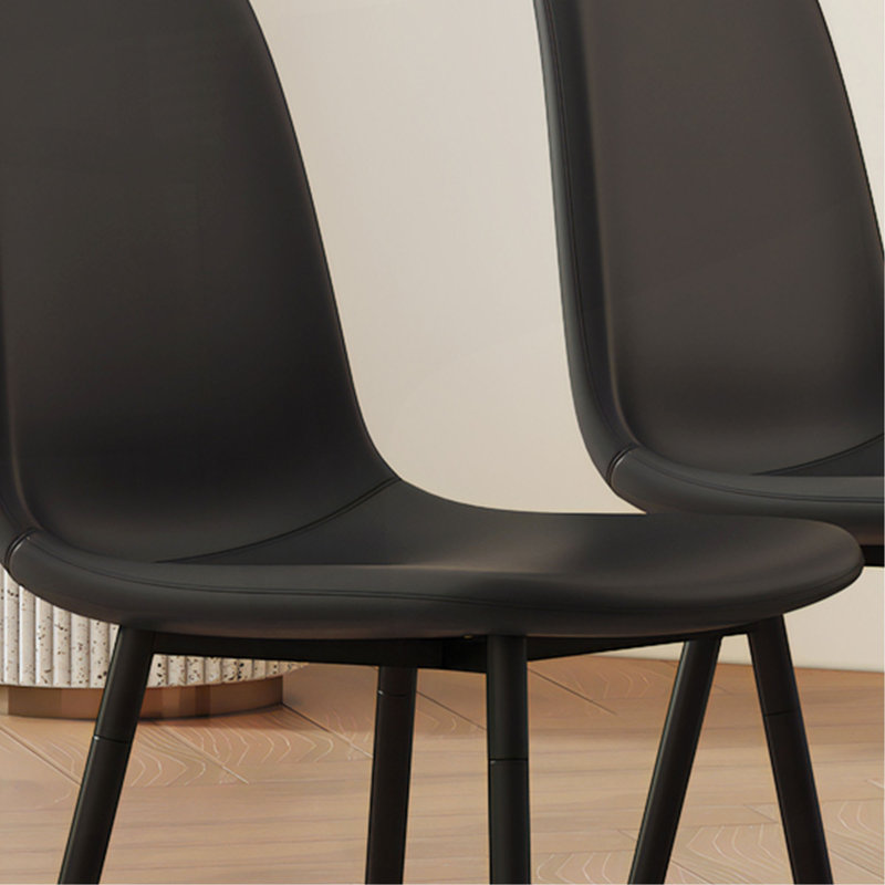 Ensemble de chaises de salle à manger modernes et minimalistes noires - six chaises par boîte, stables et confortables. Chaises d'appoint rembourrées de style Mid-Century moderne, chaises en forme de cuillère avec pieds en métal noir.