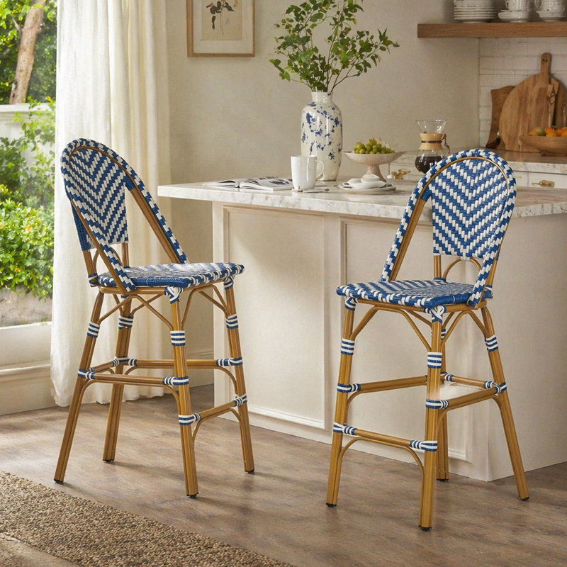 Tabouret de bar 29,5 po en rotin français d'extérieur, bleu marine et blanc, structure en aluminium avec finition en bambou