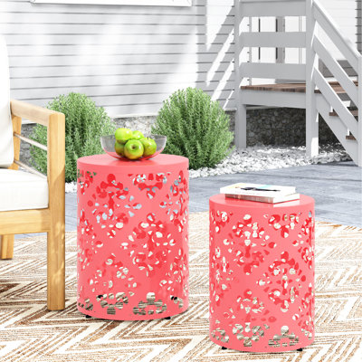 Ensemble de 2 tables d'appoint élégantes en métal, design ajouré en fer, couleur corail, structure thermolaquée, livrées sans assemblage. Dimensions : 35 x 35 x 45,7 cm (L x P x H) et 30 x 30 x 40 cm (H). Style moderne et soigné.
