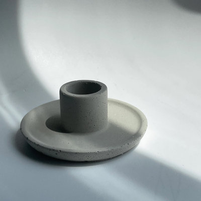 Porte-bougie en béton