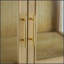 Armoire spacieuse en matériaux mixtes avec portes en verre, parfaite pour la présentation et le rangement dans n'importe quelle maison