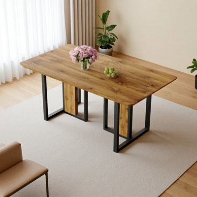 Un minimaliste moderne et luxueux rectangulaire avec une table à manger à motifs. Table en panneau de fibres à densité moyenne et structure en acier inoxydable. Bureau d'ordinateur