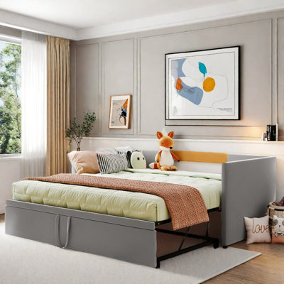 Upholstered Daybed With Pop Up Trundle by Latitude Run