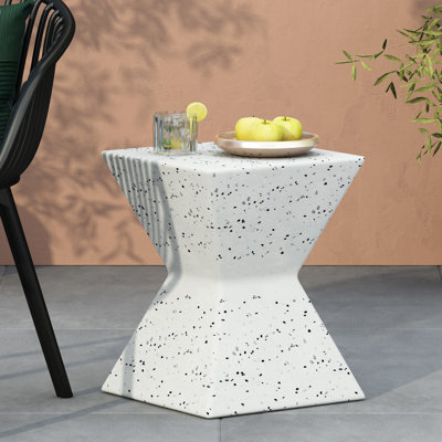 Table d'appoint de patio en béton blanc - prismatique, construction carrée 14,76 po, design artistique