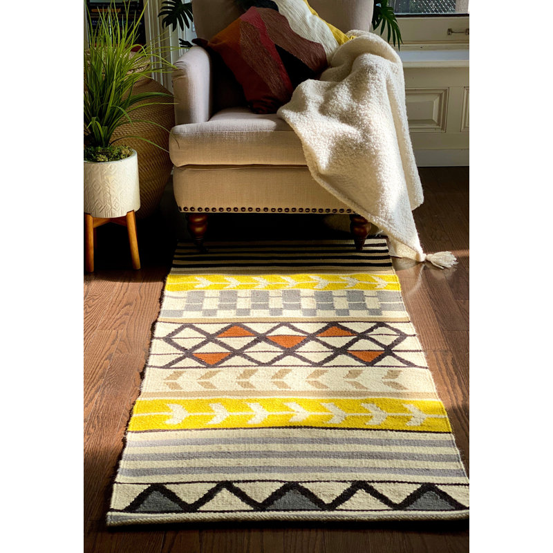 Tapis jaune à flèches jaunes, Rectangle 2 pi 4 po x 4 pi 7 po