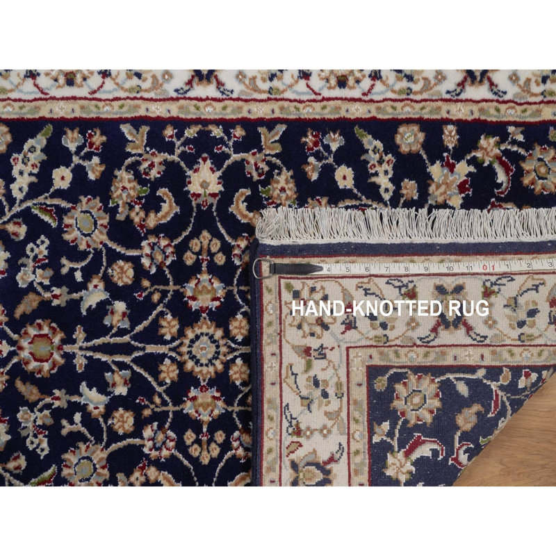 Tapis bleu minuit 2 pi 9 po x 4 pi 1 po Nain avec motif de fleurs partout, velours doux, laine et soie, 250 KPSI, noué à la main, échantillon, tapis, tapis oriental