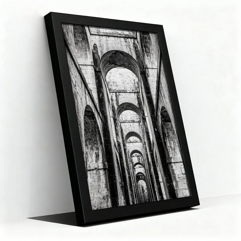 Tableau sur toile représentant des arches en pierre patinée en noir et blanc, H 18 po x l 12 po