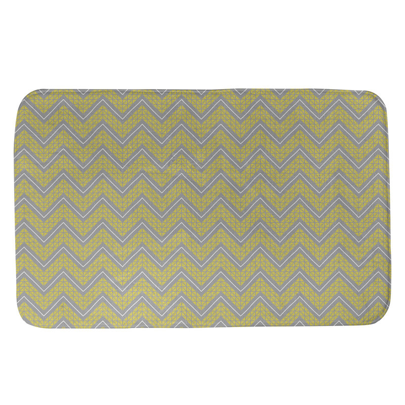 Tapis pour salle de bain à motif à chevrons à la main Stephenie, l 21 po x L 34 po, Jaune / Gris