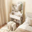 Ensemble de coiffeuse élégante avec miroir lumineux et éclairage, comprend un support pour sèche-cheveux et une chaise, miroir de coiffeuse réglable en 3 couleurs avec rangement à 3 tiroirs, finition blanche.