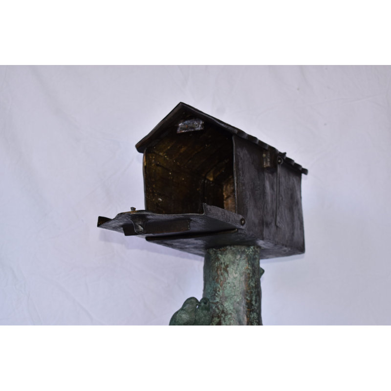 Statue en bronze d'un garçon debout près de sa boîte aux lettres regardant des oiseaux 25 po x 22 po x H 51 po