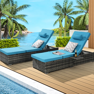 Chaise longue près de la piscine. Fabrication en acier, coussin bleu, chaises d'extérieur, 2 chaises de patio réglables. Cadre en mousse pour piscine