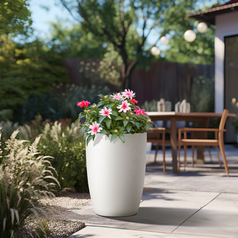 Pot à fleurs en ciment Drumagorgan, Blanc frais, H 18,5 po x l 14 po x P 14 po