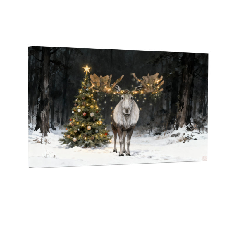 Orignal de Noël debout près d'un arbre de Noël dans la forêt enneigée, H 20 po x l 30 po