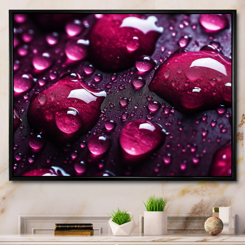 Rose rouge avec gouttes de pluie sur fond noir VI sur toile, H 12 po x l 20 po x P 1 po, Cadre flottant noir