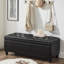 Banc rembourré noir avec boutons. Cadre en bois massif. Peut contenir des magazines, des coussins. Confortable et pratique. 45 po x 18 po x 18 po. Assemblage requis. Rangement à boutons noir. Peut accueillir des chaussures et des magazines.