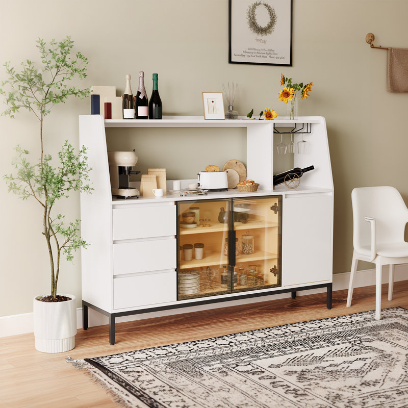 Une armoire à couverts avec trois tiroirs et des armoires de rangement en verre
