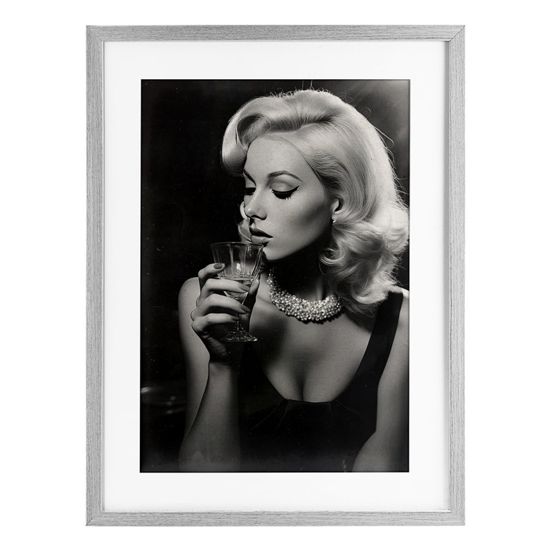 «Classic Woman & Martini», reproduction sous verre encadrée, design par Decent Exposures, Cadre de ferme gris