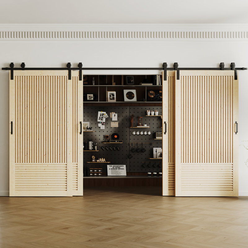Ensemble de porte de grange coulissante - 4 portes en bois de pin à lattes avec quincaillerie de dérivation noire (panneaux non assemblés)