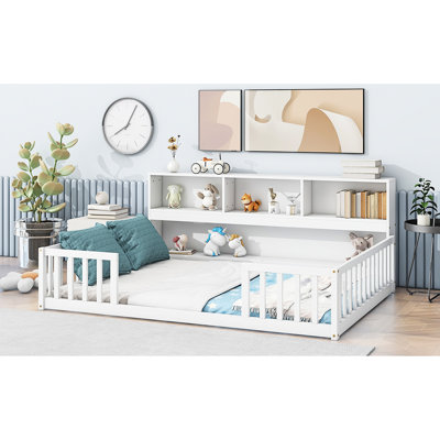 Lit double pleine grandeur avec bibliothèque latérale, tablettes et garde-corps en blanc élégant, idéal pour créer une ambiance de chambre à coucher en option de style américain classique