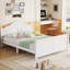 Lit double bas en bois blanc avec barres de protection et style esthétique.