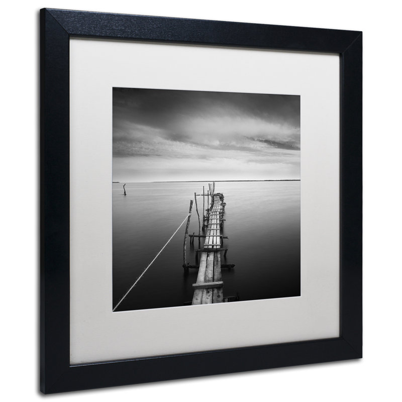 Direction par Moises Levy, reproduction de photo encadrée, H 16 po x l 16 po x P 0,5 po, Blanc