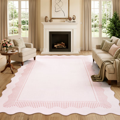 Tapis rose à bordure festonnée, lavable et antidérapant, idéal pour le salon, la chambre ou le bureau.