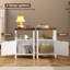 Ensemble de 2 tables de chevet modernes de style champêtre, blanches, avec rangement, porte coulissante de style grange et étagère ouverte.
