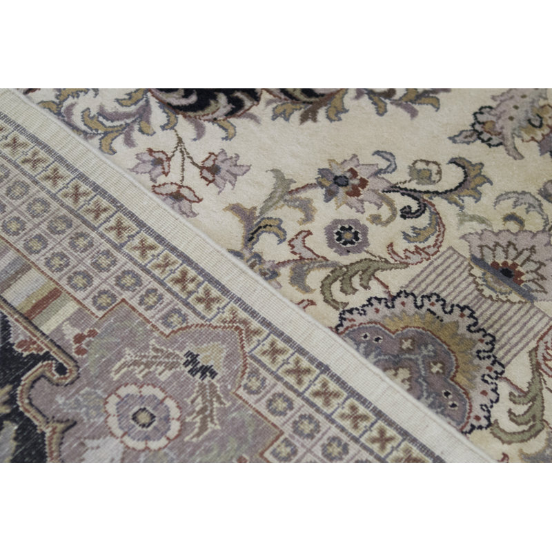 Oriental Area Rug in Ivory/Black