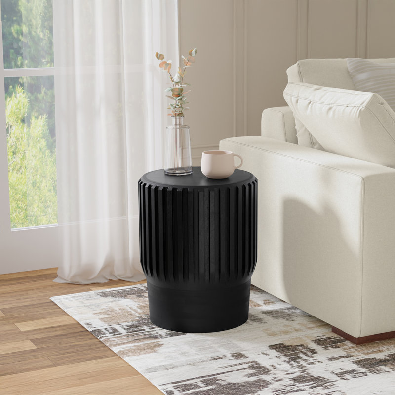Table de bout contemporaine en bois de manguier l 16 po avec côtés cannelés Lyall, Noir