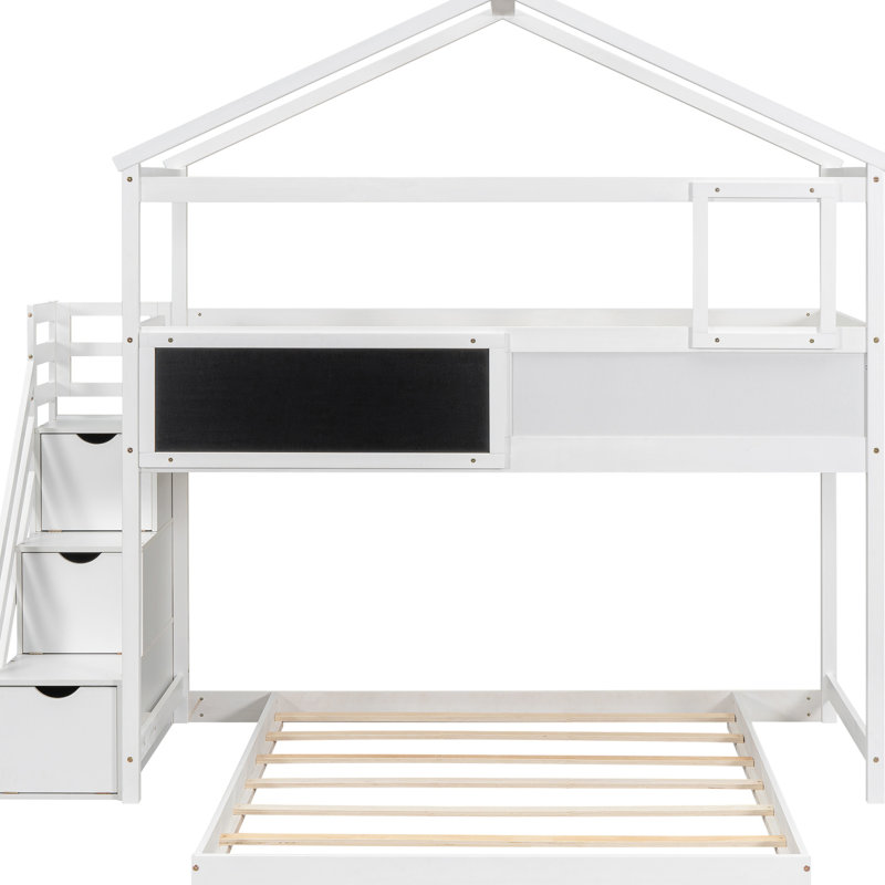 Lit simple superposé au dessus d'un lit double blanc avec de nombreuses options de rangement et un tableau noir inspirant