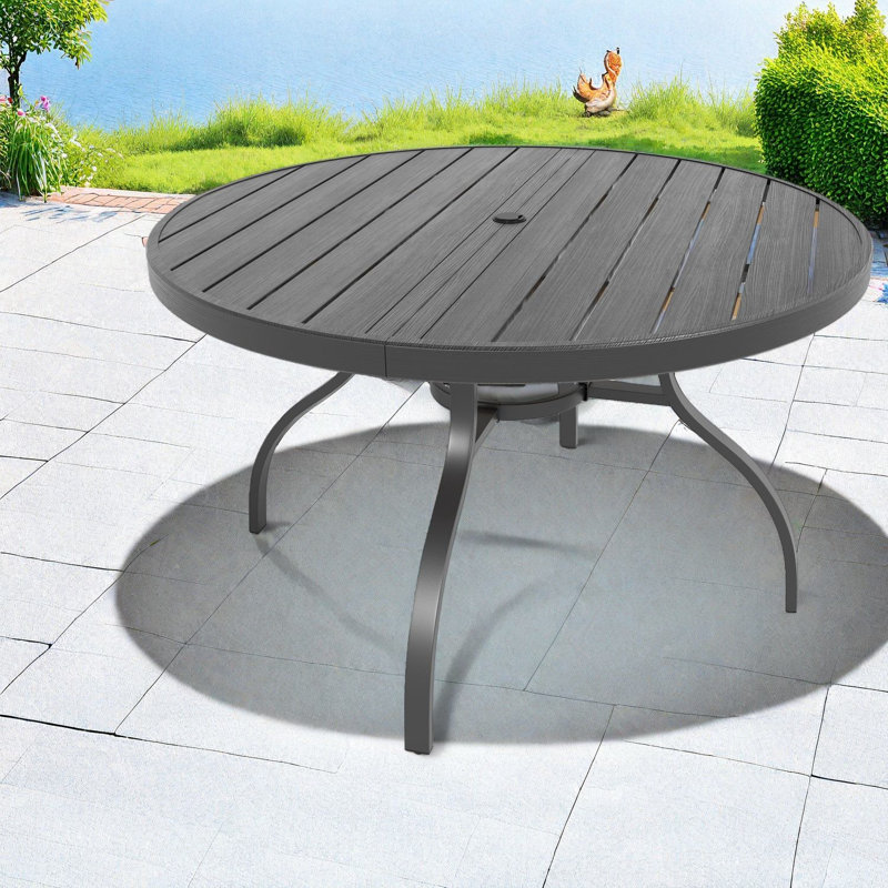 Table de patio spacieuse 47 po