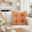Coussin décoratif Niva, brodé damassé, velours orange brûlé 20 po