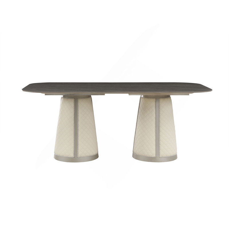 Table de salle à manger chic en pierre frittée avec base distinctive et design fonctionnel