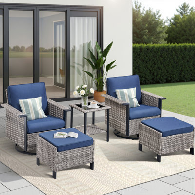 Ensemble de meubles d'extérieur 5 pièces, 2 chaises berçantes pivotantes en rotin toutes saisons avec accoudoirs plats de 5 po de largeur, 2 repose-pieds polyvalents et une table d'appoint élégante, parfaits pour le patio, le jardin, la cour et la piscine