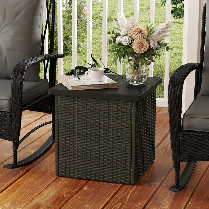 Table d'appoint toutes saisons en osier avec trou pour parasol 1,5 po, table de bout carrée d'extérieur avec cadre résistant aux rayons UV, espace de rangement pour patio, brun mixte