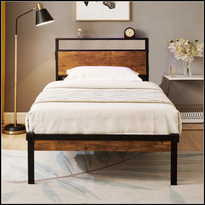Lit plateforme robuste en métal avec tête et pied de lit en bois pour la durabilité et l'élégance, parfait pour toute chambre à coucher