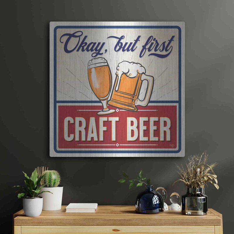 «Okay, But First Craft Beer» par Mollie B., art mural en métal, 36 po x 36 po, H 24 po x l 24 po