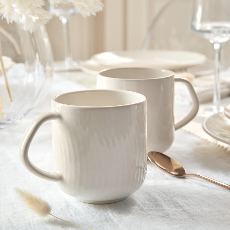 Grande tasse en porcelaine blanche arquée