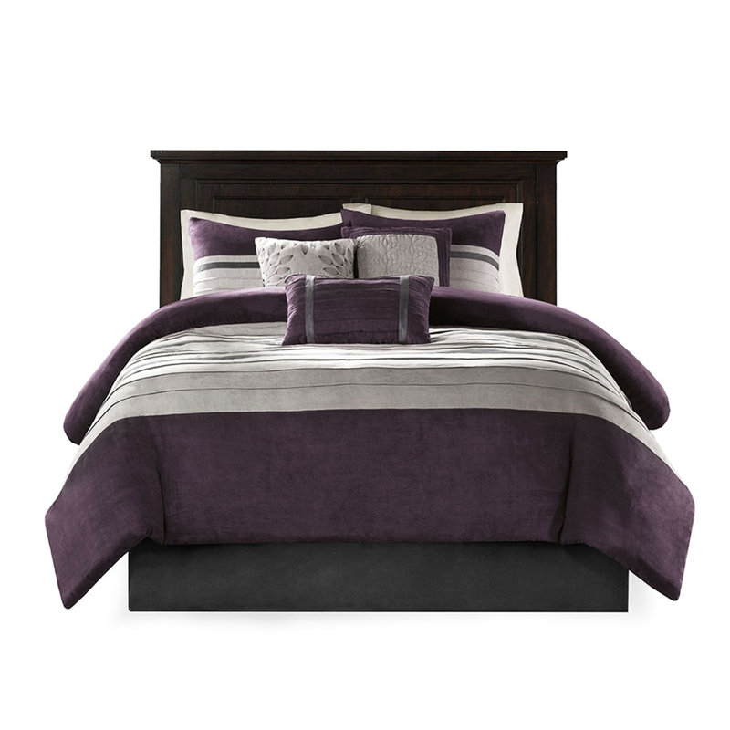 Couette King violette en suédine synthétique - 7 pièces, texture douce, détails brodés, rembourrage, 2 taies d'oreiller assorties, 3 coussins décoratifs, style transitionnel, oreillers, jupe de lit, facile d'entretien
