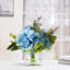 Fleur artificielle mélangée dans un vase