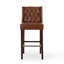 Tabouret de bar moderne en cuir brun avec boutons exquis et cadre en bois robuste pour une élégante cuisine et un bar-1715204589