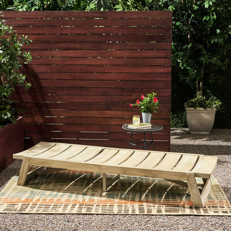 Chaise en bois avec aspect gris et pieds réglables en métal à l'arrière, Gris