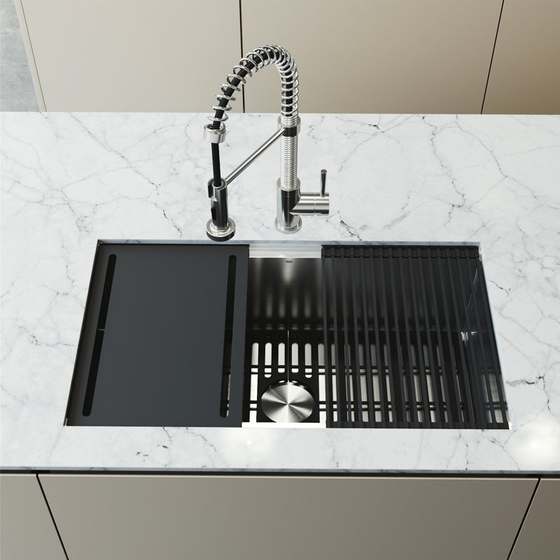 Évier de cuisine encastrable en acier inoxydable avec accessoires VIGO 33 po Mercer