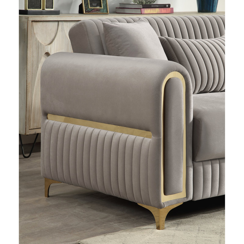Canapé contemporain en tissu taupe avec rembourrage en mousse haute densité, système de ressorts ensachés 4.0 et assise mi-ferme pour un confort optimal dans le salon. Structure moderne en bois de bouleau massif.